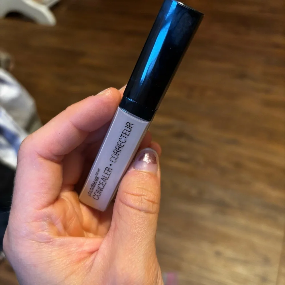 Concealer - Picture 1 of 3